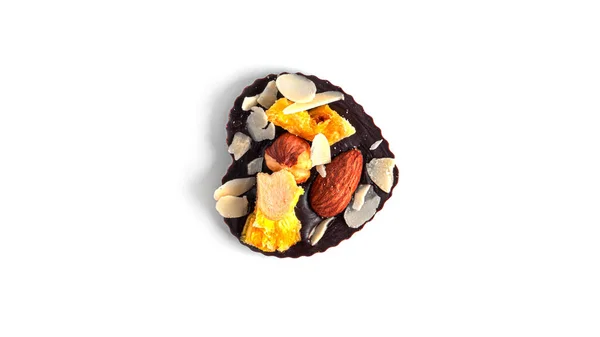 Rohe Herzförmige Schokolade Mit Getrockneten Früchten Und Nüssen Auf Weißem — Stockfoto