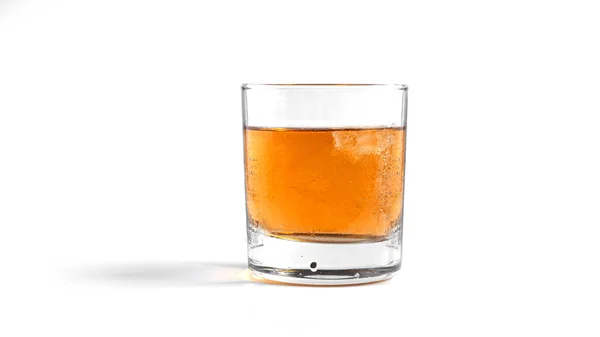 Whiskey Lodem Białym Tle Tak Wysokiej Jakości Zdjęcie — Zdjęcie stockowe