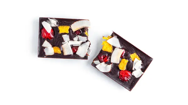 Rohschokoriegel Mit Getrockneten Früchten Und Nüssen Auf Weißem Hintergrund Hochwertiges — Stockfoto