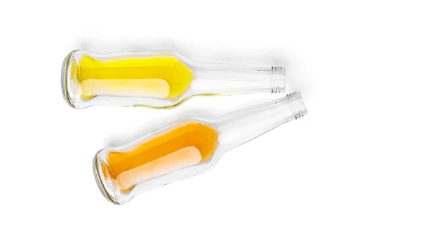 白い背景にオレンジと黄色のドリンクのボトルを開いた 高品質の写真 — ストック写真