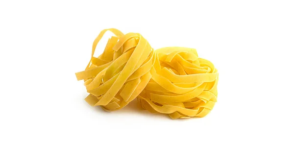 Ongekookte Fettuccine Nest Pasta Witte Achtergrond Hoge Kwaliteit Foto — Stockfoto