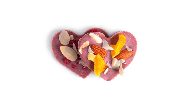 Rauwe Hartvormige Chocolade Met Gedroogd Fruit Noten Een Witte Achtergrond — Stockfoto