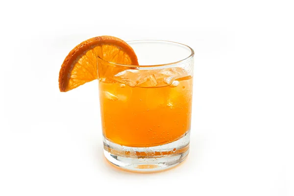 Orangenlimonade Mit Eis Und Frischen Orangenscheiben Einem Transparenten Niedrigen Glas Stockbild