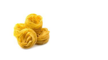 Beyaz arka planda pişmemiş fettucine yuva makarnası. Yüksek kalite fotoğraf