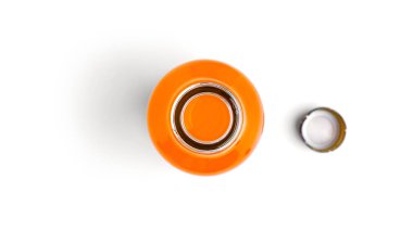 Beyaz arka planda bir şişe portakal suyu açtı. Yüksek kalite fotoğraf