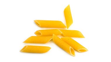 Beyaz arka planda çiğ makarna şeklinde İtalyan makarna. Yüksek kalite fotoğraf