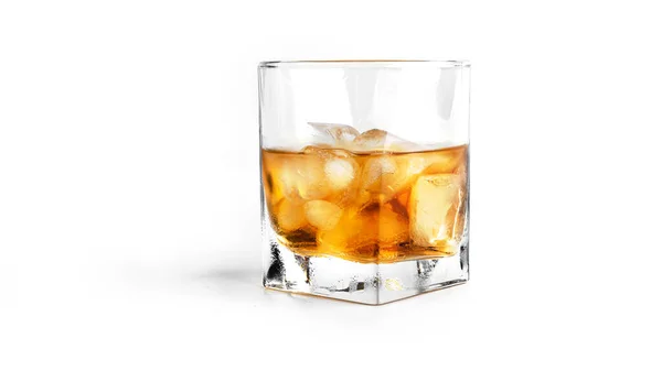 威士忌加白底冰块 是的高质量的照片 — 图库照片
