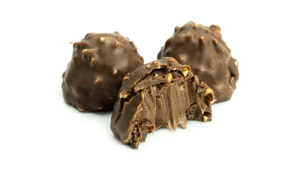 Вкусные Шоколадные Конфеты Орехами Белом Фоне Высокое Качество Фото — стоковое фото