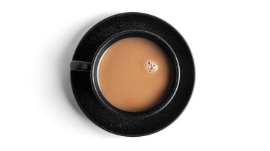 Beyaz arka planda izole edilmiş sütlü kahve. Yüksek kalite fotoğraf