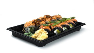 Suşi beyaz arka planda yuvarlanıyor. Japon mutfağı. Yüksek kalite fotoğraf