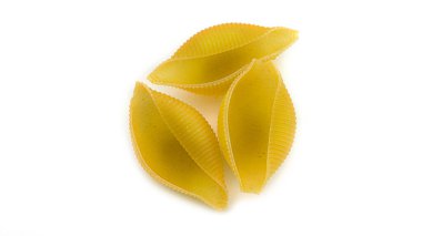 Beyaz arka planda pişmemiş kabuklu makarna. Yüksek kalite fotoğraf