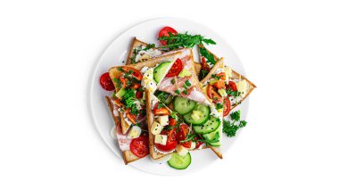 Beyaz arka planda farklı dolguları olan Sebze, et ve peynirli bruschetta. Yüksek kalite fotoğraf