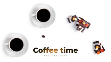 Beyaz arka planda kahve ve çiğ çikolata. Uzun başlık pankartı biçimi. Panorama web sitesi başlık pankartı. Yüksek kalite fotoğraf