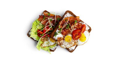 Beyaz arka planda domuz pastırması ve sebzeli jambon. Yüksek kalite fotoğraf