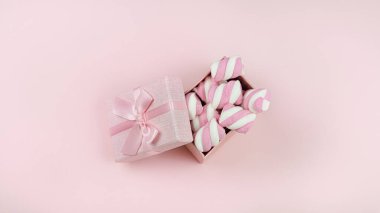 Birisi için, bir kutu şekerleme en iyi hediyedir. Sevgililer Günü. Yüksek kalite fotoğraf