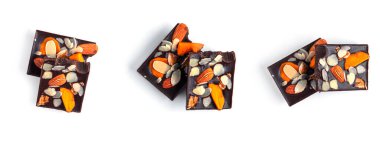 Beyaz arka planda kurutulmuş meyve ve fındıklı çiğ çikolata. Yüksek kalite fotoğraf