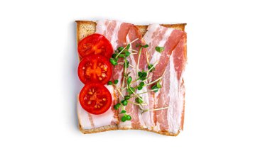 Beyaz arka planda pastırmalı ve domatesli Yüksek kalite fotoğraf