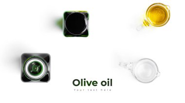 Yeşil şişedeki zeytinyağı beyaz arka planda izole edilmiş. Uzun başlık pankartı biçimi. Panorama web sitesi başlık pankartı. Yüksek kalite fotoğraf