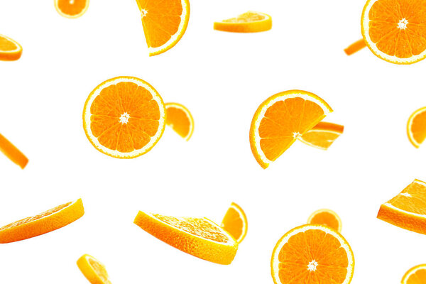 Оранжевые ломтики на белом фоне. Макро. Летающий апельсин. Высокое качество фото