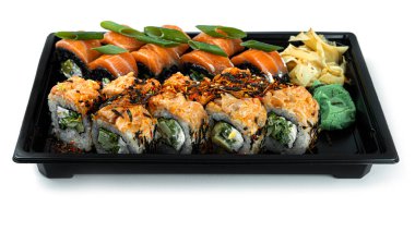 Suşi beyaz arka planda yuvarlanıyor. Japon mutfağı. Yüksek kalite fotoğraf