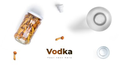 Beyaz arka planda votka, bardak ve turşu. Uzun başlık pankartı biçimi. Panorama web sitesi başlık pankartı. Yüksek kalite fotoğraf