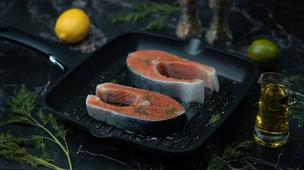 Ekstra baharatlı taze somon biftekleri ızgara için hazırdır. Yüksek kalite fotoğraf