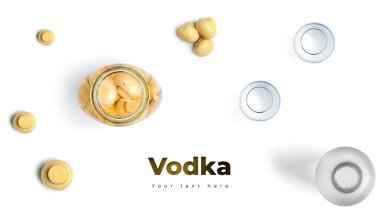 Beyaz arka planda votka, bardak ve turşu. Uzun başlık pankartı biçimi. Panorama web sitesi başlık pankartı. Yüksek kalite fotoğraf