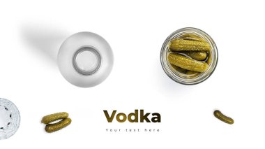 Beyaz arka planda votka, bardak ve turşu. Uzun başlık pankartı biçimi. Panorama web sitesi başlık pankartı. Yüksek kalite fotoğraf