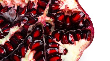 Beyaz arka planda nar. Yüksek kalite fotoğraf