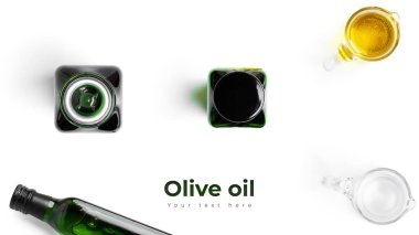 Yeşil şişedeki zeytinyağı beyaz arka planda izole edilmiş. Uzun başlık pankartı biçimi. Panorama web sitesi başlık pankartı. Yüksek kalite fotoğraf