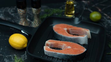 Taze somon biftekleri ızgara için hazırlanıyor. Yüksek kalite fotoğraf