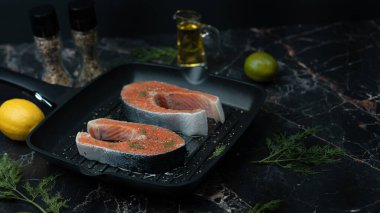 Ekstra baharatlı taze somon biftekleri ızgara için hazırdır. Yüksek kalite fotoğraf