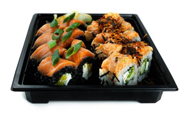 Suşi beyaz arka planda yuvarlanıyor. Japon mutfağı. Yüksek kalite fotoğraf