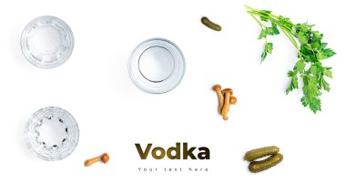 Beyaz arka planda votka, bardak ve turşu. Uzun başlık pankartı biçimi. Panorama web sitesi başlık pankartı. Yüksek kalite fotoğraf