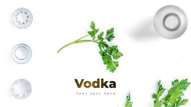 Beyaz arka planda votka, bardak ve turşu. Uzun başlık pankartı biçimi. Panorama web sitesi başlık pankartı. Yüksek kalite fotoğraf