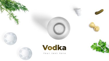 Beyaz arka planda votka, bardak ve turşu. Uzun başlık pankartı biçimi. Panorama web sitesi başlık pankartı. Yüksek kalite fotoğraf