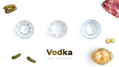 Beyaz arka planda votka, bardak ve turşu. Uzun başlık pankartı biçimi. Panorama web sitesi başlık pankartı. Yüksek kalite fotoğraf