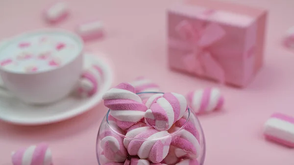 Różowe Pianki Pysznym Gorącym Napojem Śniadanie Dla Małej Dziewczynki Wysokiej — Zdjęcie stockowe