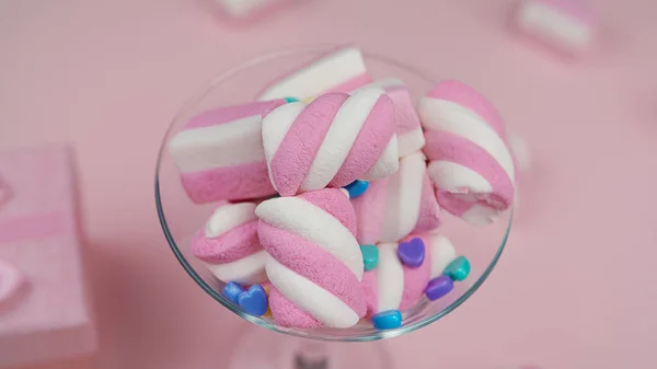 Muchos Malvaviscos Rosados Sobre Fondo Rosado Mashmallows Vaso Transparente Día — Foto de Stock