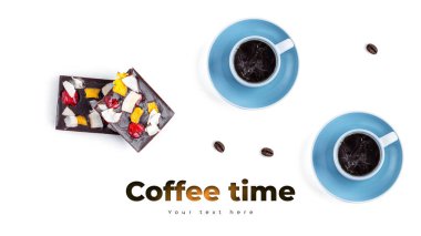 Beyaz arka planda kahve ve çiğ çikolata. Uzun başlık pankartı biçimi. Panorama web sitesi başlık pankartı. Yüksek kalite fotoğraf