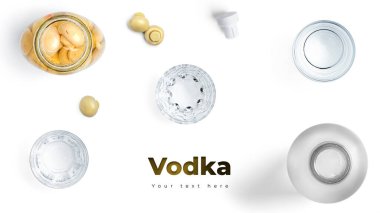 Beyaz arka planda votka, bardak ve turşu. Uzun başlık pankartı biçimi. Panorama web sitesi başlık pankartı. Yüksek kalite fotoğraf
