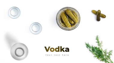 Beyaz arka planda votka, bardak ve turşu. Uzun başlık pankartı biçimi. Panorama web sitesi başlık pankartı. Yüksek kalite fotoğraf