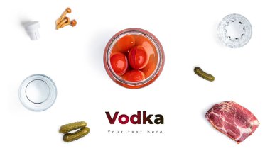 Beyaz arka planda votka, bardak ve turşu. Uzun başlık pankartı biçimi. Panorama web sitesi başlık pankartı. Yüksek kalite fotoğraf