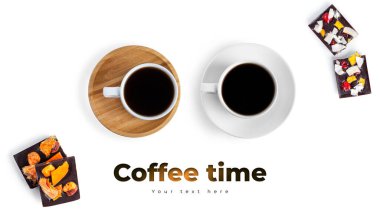 Beyaz arka planda kahve ve çiğ çikolata. Uzun başlık pankartı biçimi. Panorama web sitesi başlık pankartı. Yüksek kalite fotoğraf