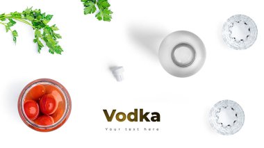 Beyaz arka planda votka, bardak ve turşu. Uzun başlık pankartı biçimi. Panorama web sitesi başlık pankartı. Yüksek kalite fotoğraf