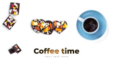 Beyaz arka planda kahve ve çiğ çikolata. Uzun başlık pankartı biçimi. Panorama web sitesi başlık pankartı. Yüksek kalite fotoğraf