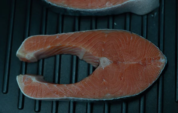 正在准备烤新鲜的鲑鱼牛排 高质量的照片 — 图库照片