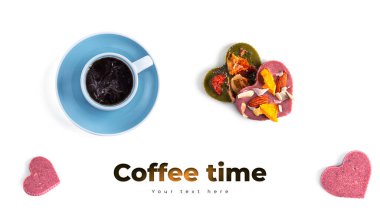 Beyaz arka planda kahve ve çiğ çikolata. Uzun başlık pankartı biçimi. Panorama web sitesi başlık pankartı. Yüksek kalite fotoğraf