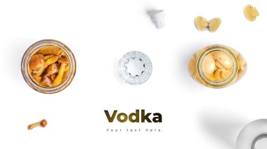 Beyaz arka planda votka, bardak ve turşu. Uzun başlık pankartı biçimi. Panorama web sitesi başlık pankartı. Yüksek kalite fotoğraf