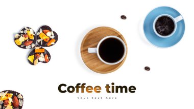 Beyaz arka planda kahve ve çiğ çikolata. Uzun başlık pankartı biçimi. Panorama web sitesi başlık pankartı. Yüksek kalite fotoğraf